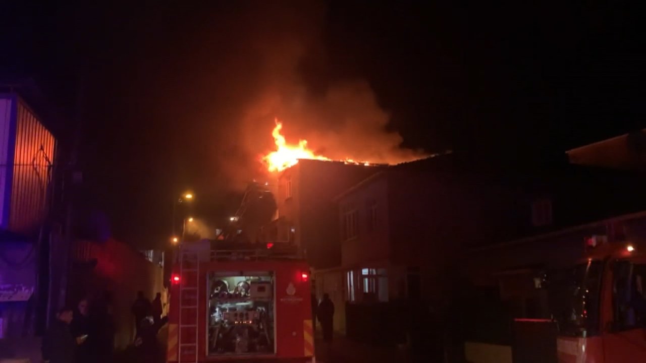 Ataşehir'de 2 katlı binanın çatısında yangın çıktı