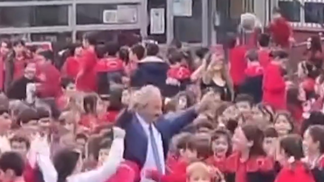 Okul müdürünün öğrencilerle dansı yürekleri ısıttı!