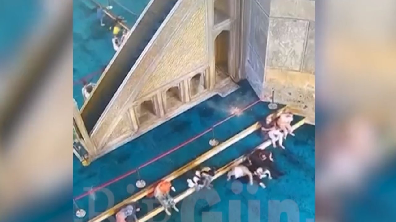Ayasofya'da düşen beton parçası cemaati korkuttu