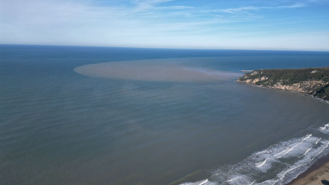 Bartın Irmağı'nda denizin rengi değişti: Havadan dronla görüntülendi
