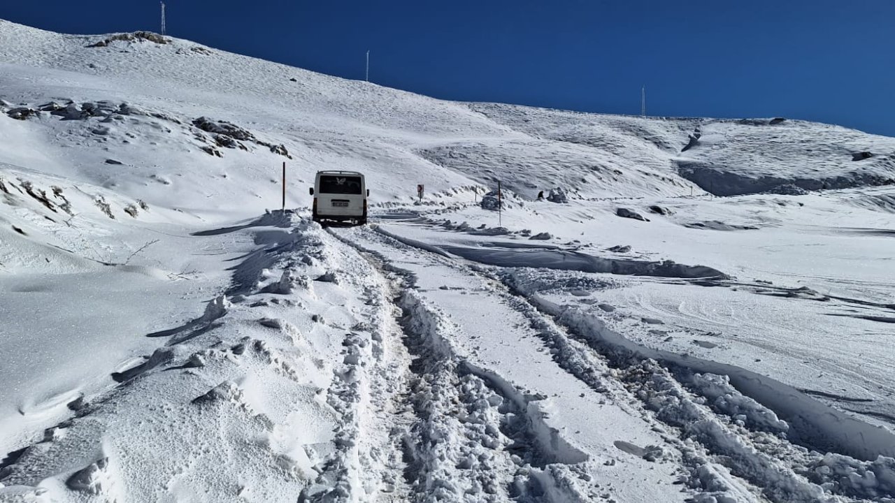 Kar kalınlığı yarım metreyi aştı, araçlar kara saplandı: Onlarca kişi mahsur
