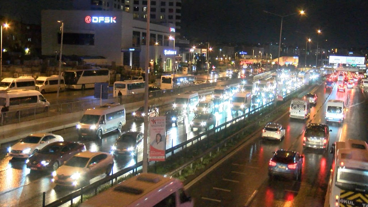 İstanbul'da trafik durma noktasında: Yoğunluğu yüzde 87'ye ulaştı