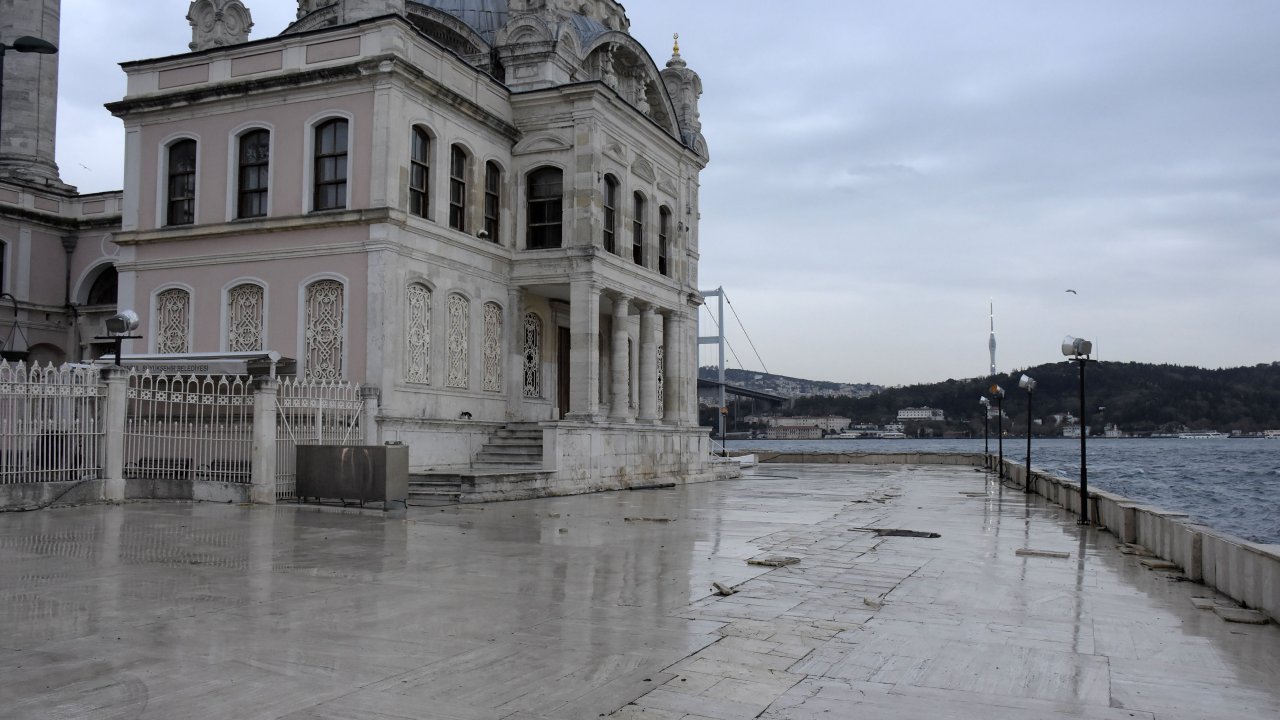 İstanbul'da fırtına: Beton bloklar Büyük Mecidiye Camii'nin avlusuna savruldu
