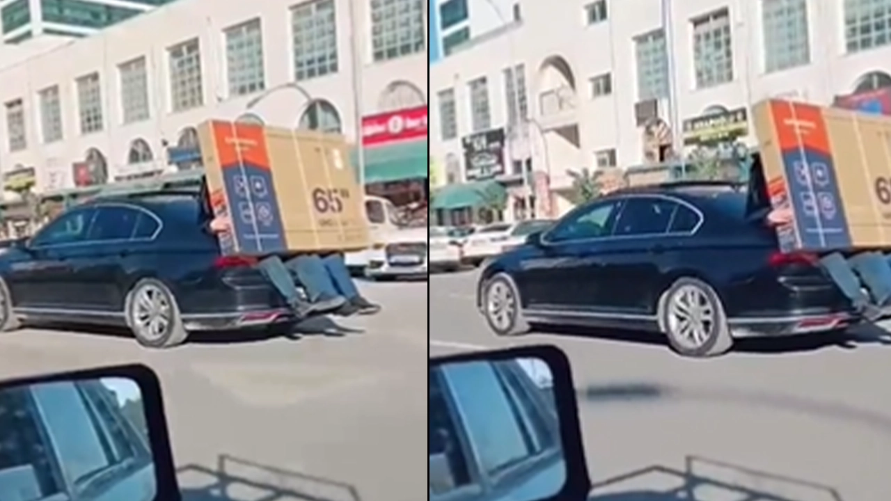 Trafikte tehlikeli anlar: Televizyonu aracın bagajına oturarak taşıdılar