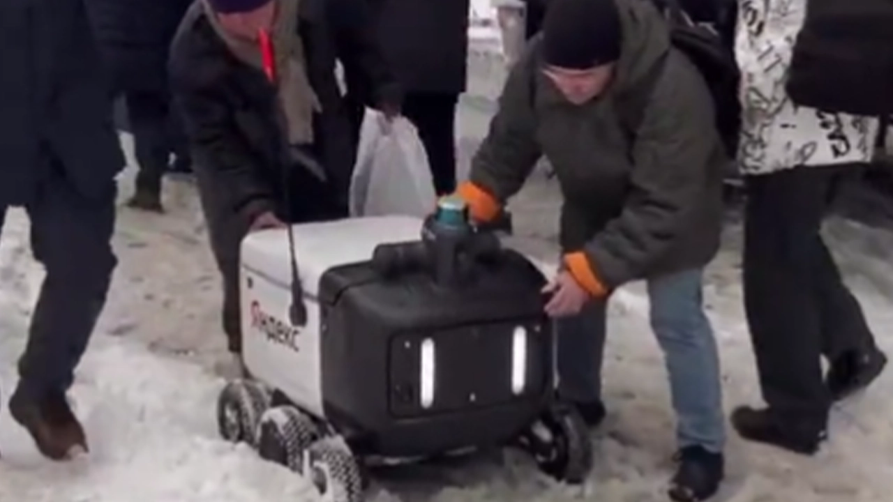 Rusya'da ilginç görüntüler: Yandex Robot Kurye yolda kaldı, vatandaşlar devreye girdi