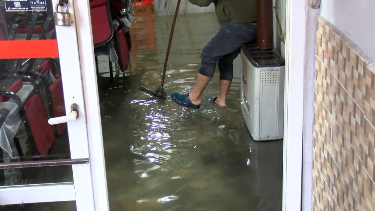 Kuvvetli yağış Esenler'de su baskınlarına neden oldu