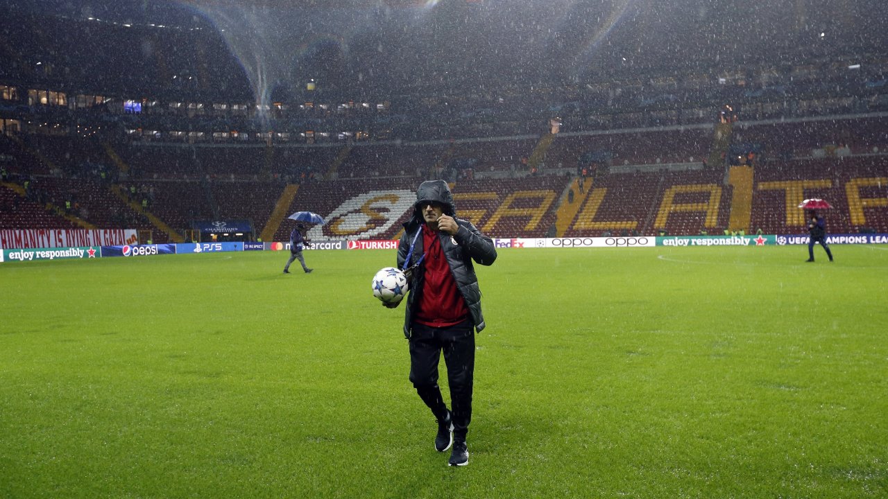 Galatasaray-Manchester United maçı öncesi zemin yoğun yağmur nedeniyle inceleniyor