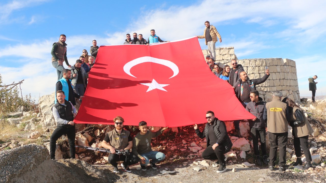 Gönül Köprüsü Projesi kapsamında Gabar Dağı'nda zirve yapıp Türk bayrağı açtılar