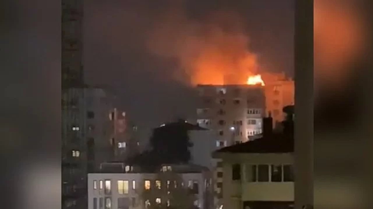 Binanın üzerine yıldırım düştü, yangına neden oldu!
