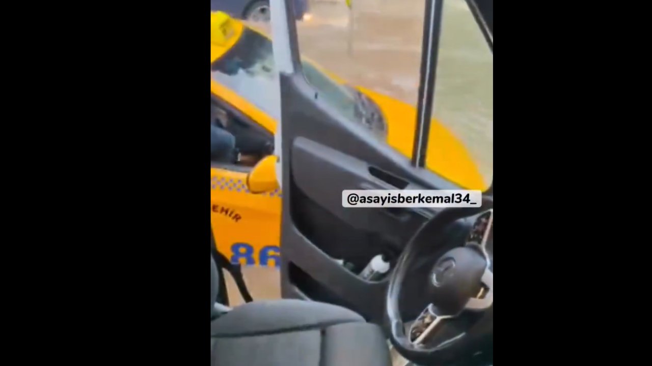 Minibüs şoförü selde mahsur kalan taksici ve yolcusunu kurtardı!