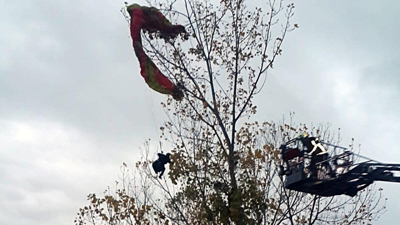 Yamaç paraşütçüsü ağaçta asılı kaldı