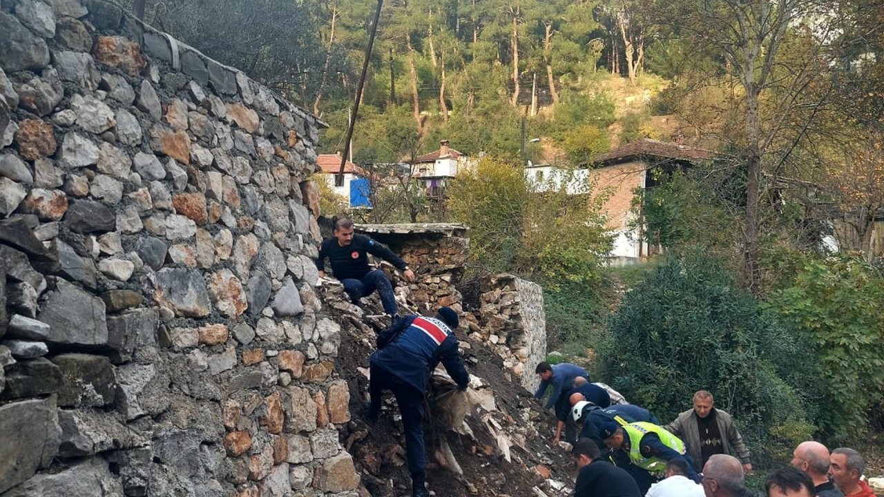 İstinat duvarı yıkıldı: 1 çocuk hayatını kaybetti