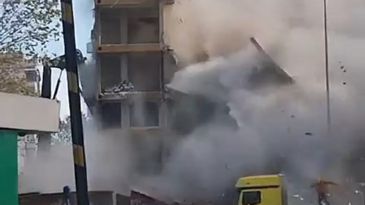 11 katlı bina yıkım sırasında çökme meydana geldi