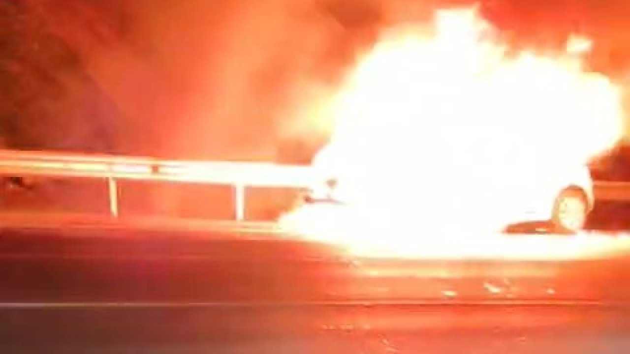 Otomobil köprü üzerinde alev alev yandı!