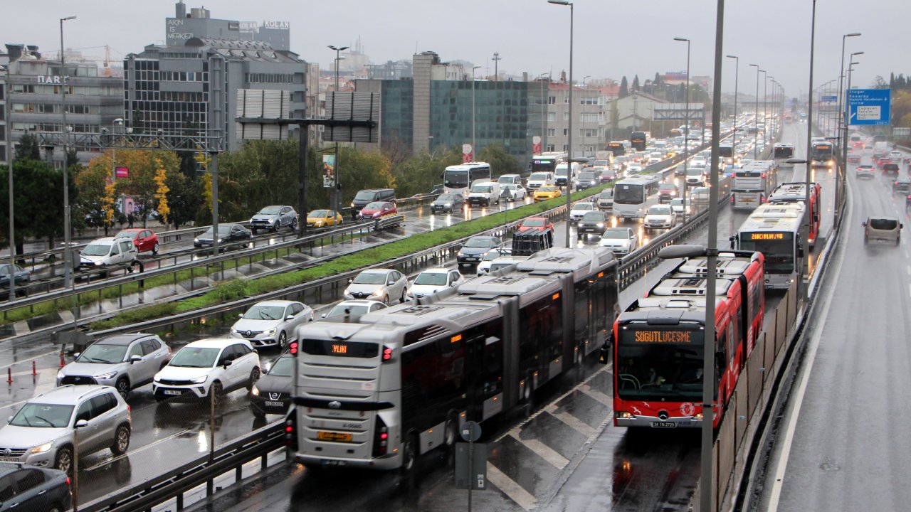İstanbul'da yağmur etkisi: Trafik yoğunluğu yüzde 83