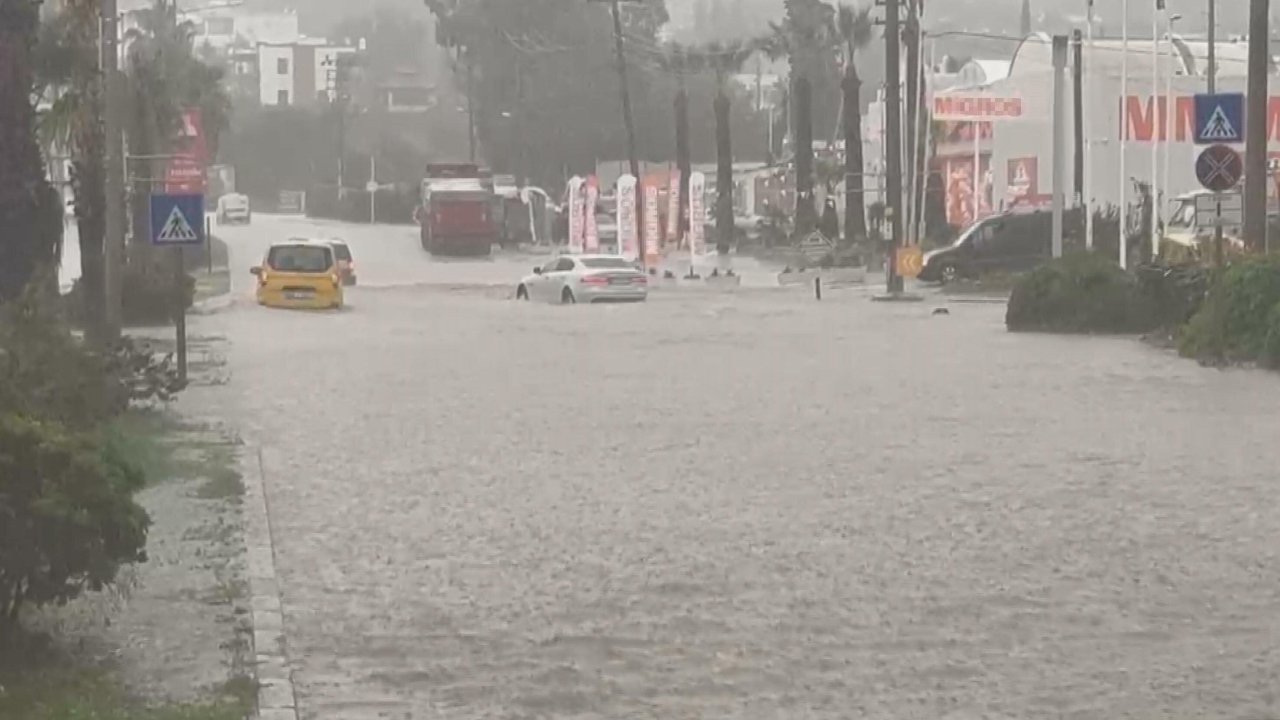 Bodrum'da sağanakta cadde ve sokaklar göle döndü