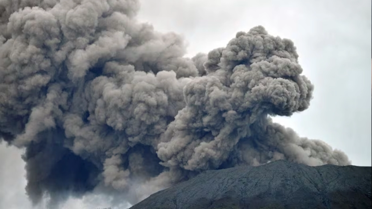 Endonezya'da yanardağ faciası: 11 dağcı hayatını kaybetti, 12'si kayıp
