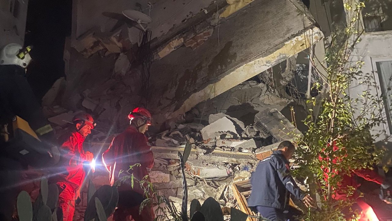 Antalya'da tadilat yapılan iki katlı bina çöktü