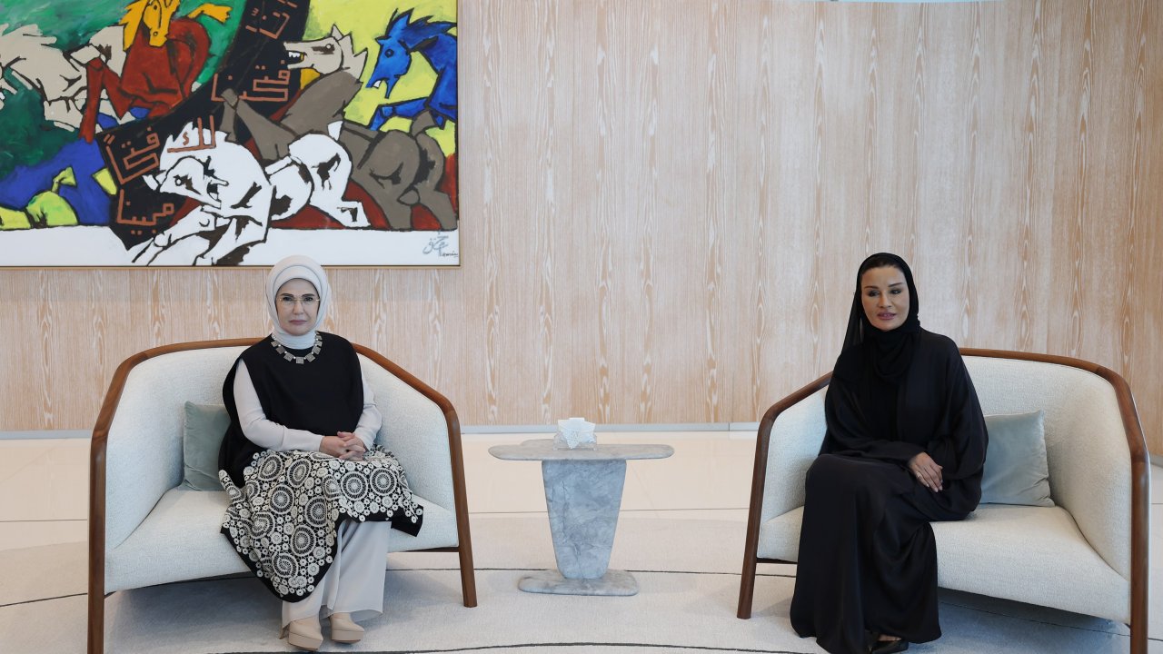 Emine Erdoğan, Katar Vakfı Başkanı Şeyha Moza ile bir araya geldi