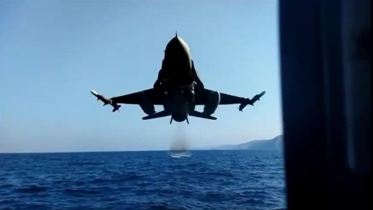 Alçak uçuş yapan Türk F-16’sı nefes kesti!