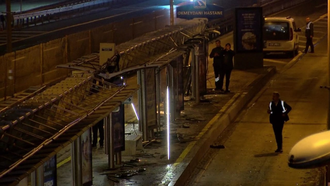 Metrobüs durağa çarptı, 20 metre sonra durabildi: 1 yolcu yaralı