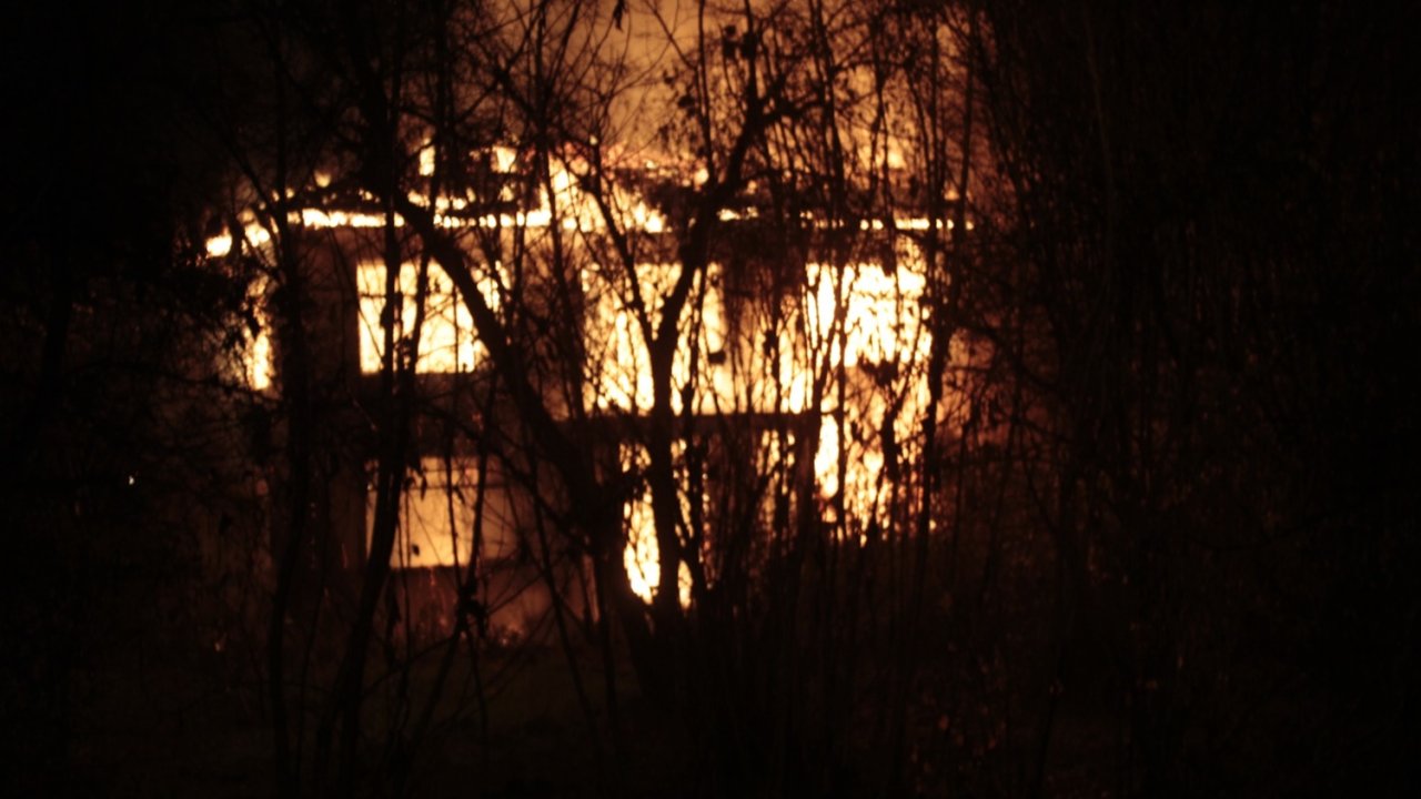 Ahşap metruk ev alev alev yandı