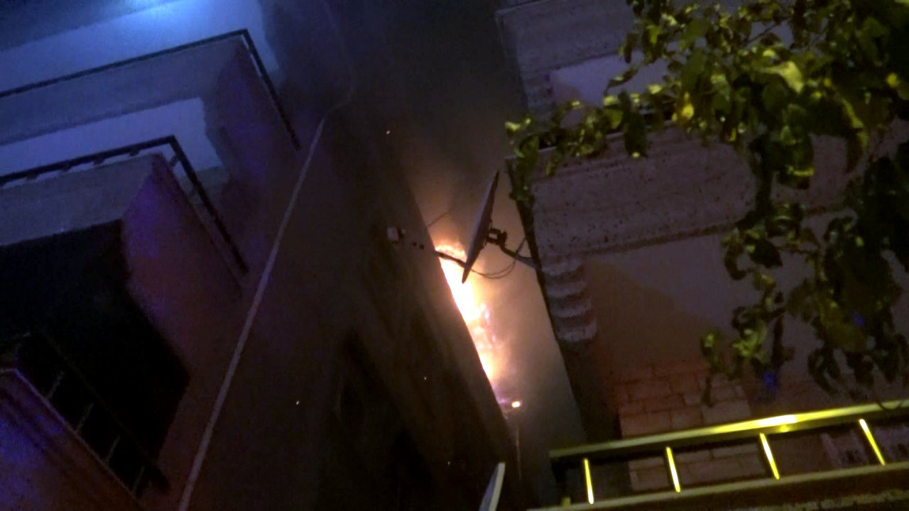 5 katlı binada yangın paniği: Çatı katında büyük hasar oluştu