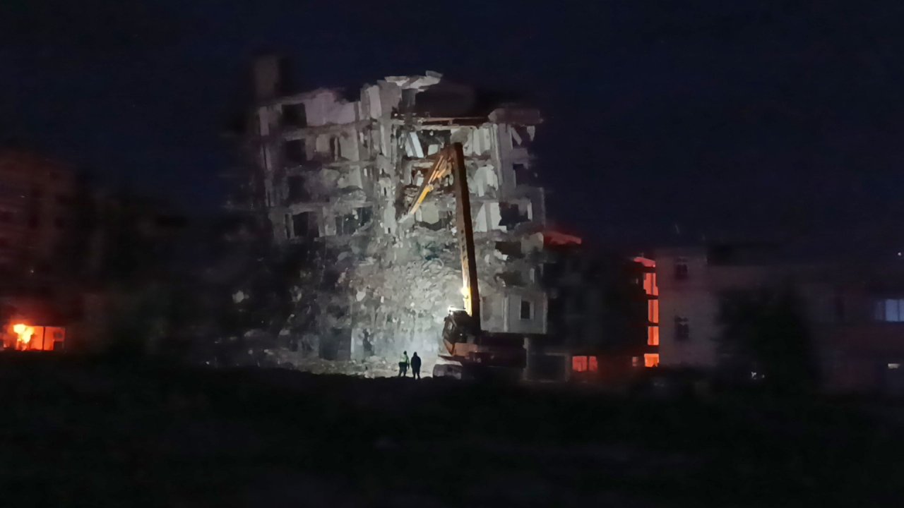 Depremde ağır hasar almıştı: 7 katlı bina bir anda çöktü