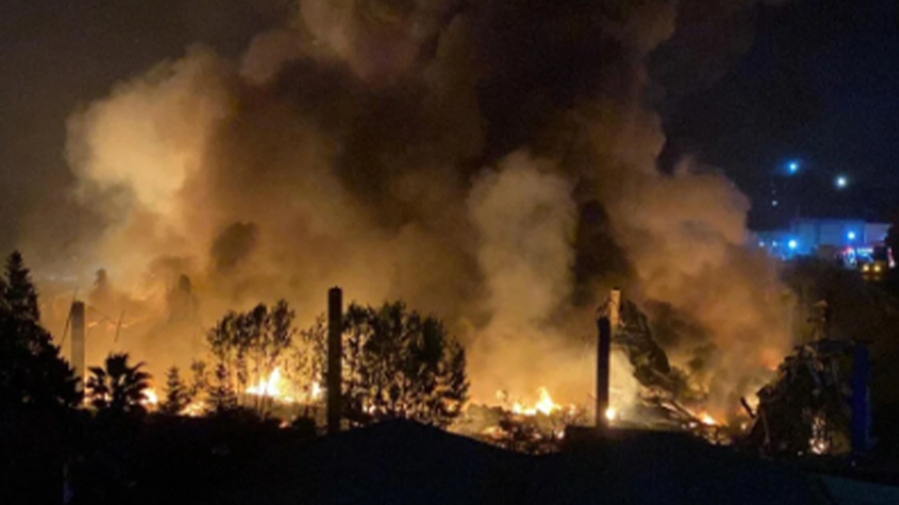 Palet fabrikasında korkutan yangın: Patlama sesleri duyuluyor