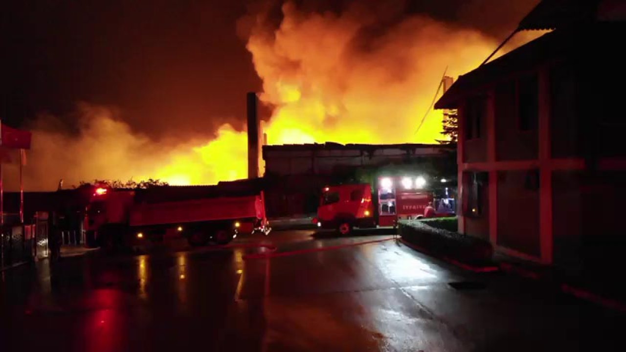 Lojistik fabrikada büyük yangın: Çevre illerden takviye ekip istendi
