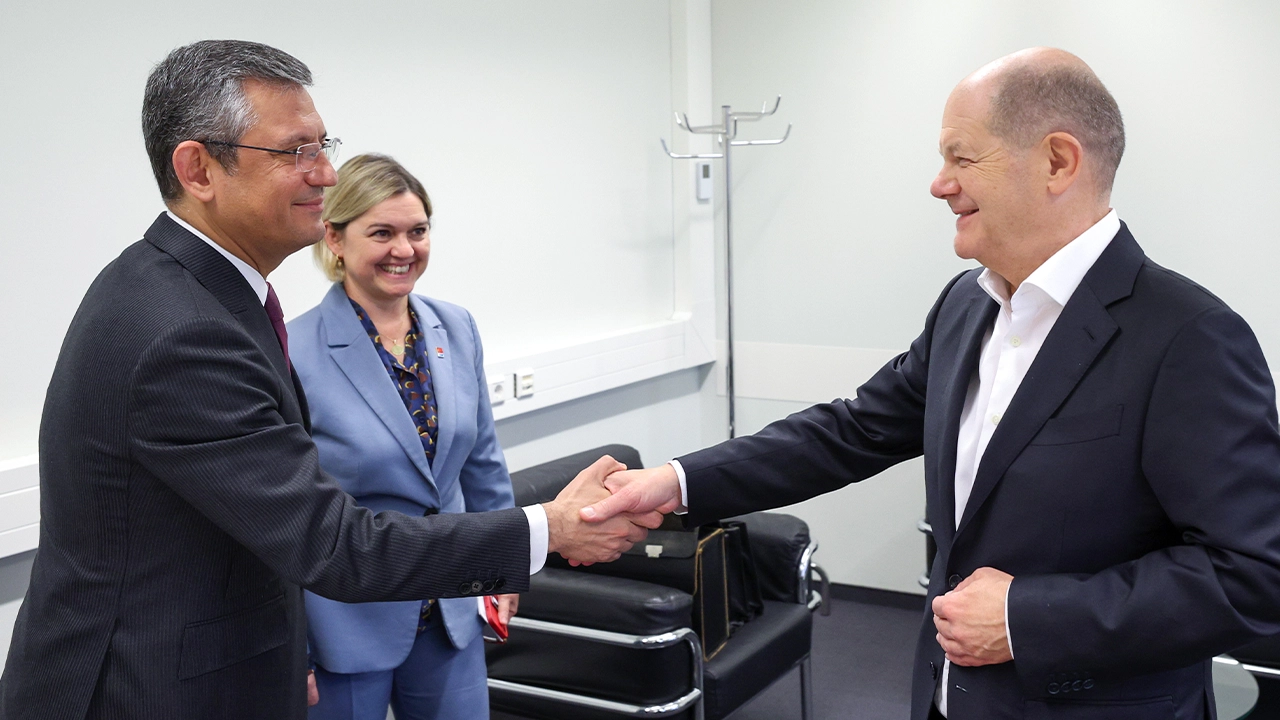 CHP Genel Başkanı Özel’in Berlin temasları: Almanya Başbakanı Olaf Scholz ile görüştü