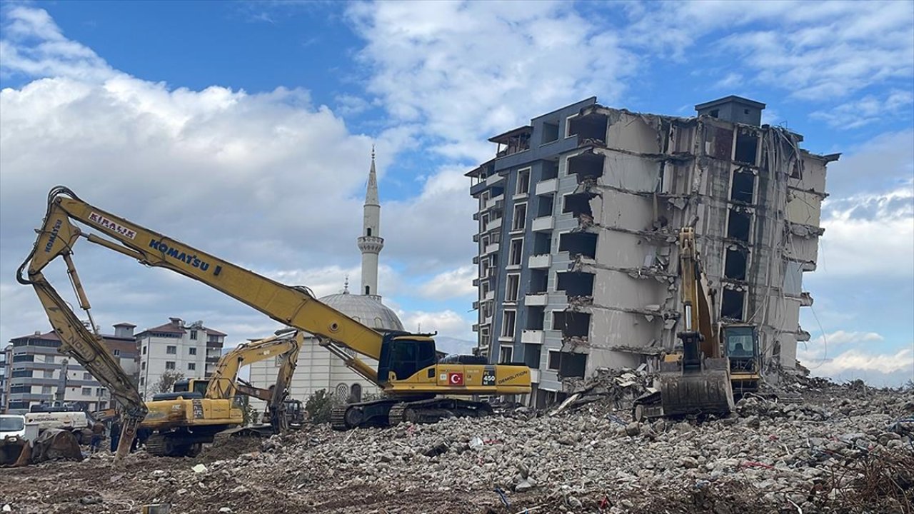 Depremlerde ağır hasar alan 4 bina kontrollü yıkıldı