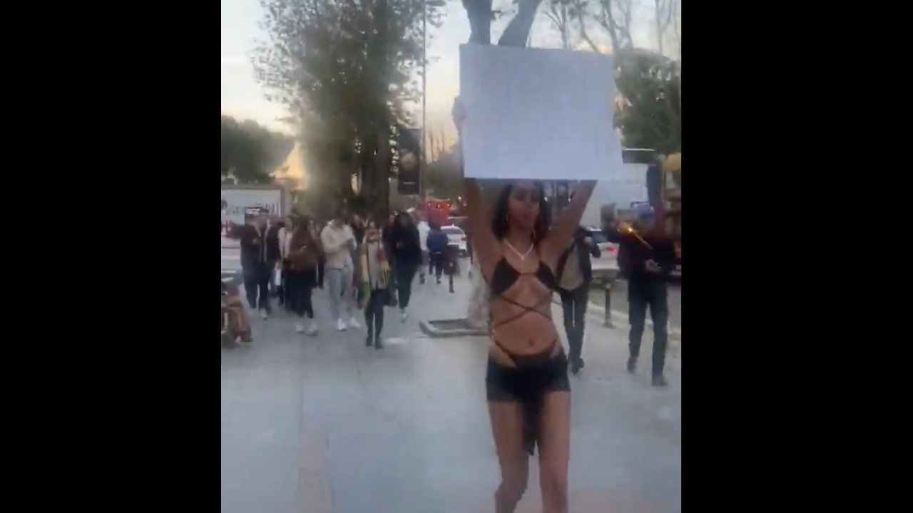 Caddede bikiniyle yürüyen kadın yeniden ortaya çıktı