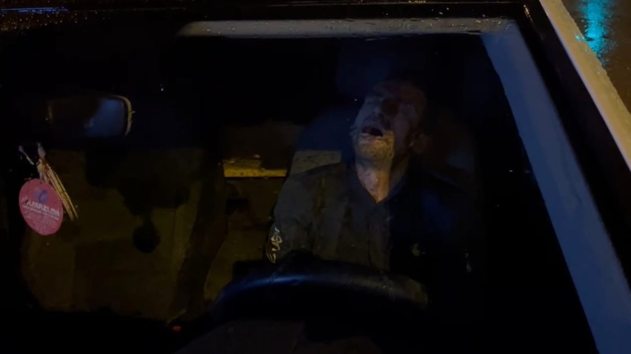 Yolun ortasına arabayı çekip uyuyan adam böyle görüntülendi!