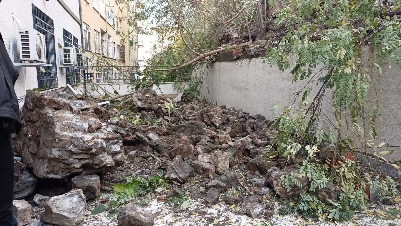 İstinat duvarı, Milli Eğitim Müdürlüğünün bahçesine çöktü!