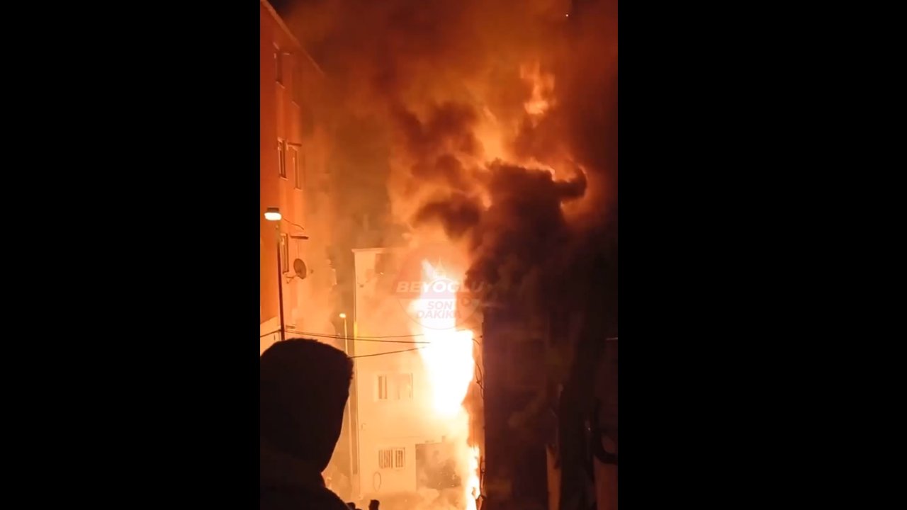 Ahşap bina alev alev yandı: 1 ölü