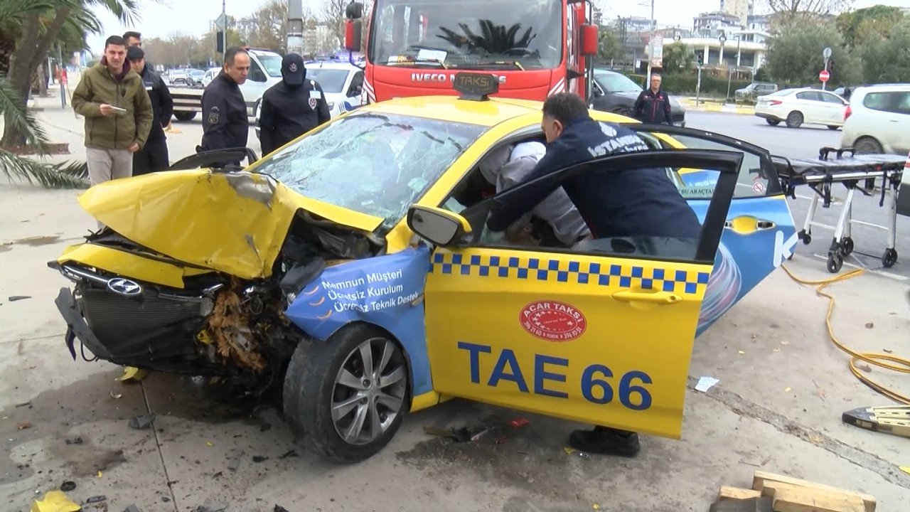 Taksi kaza yaptı: Şoföre dakikalarca kalp masajı yapıldı