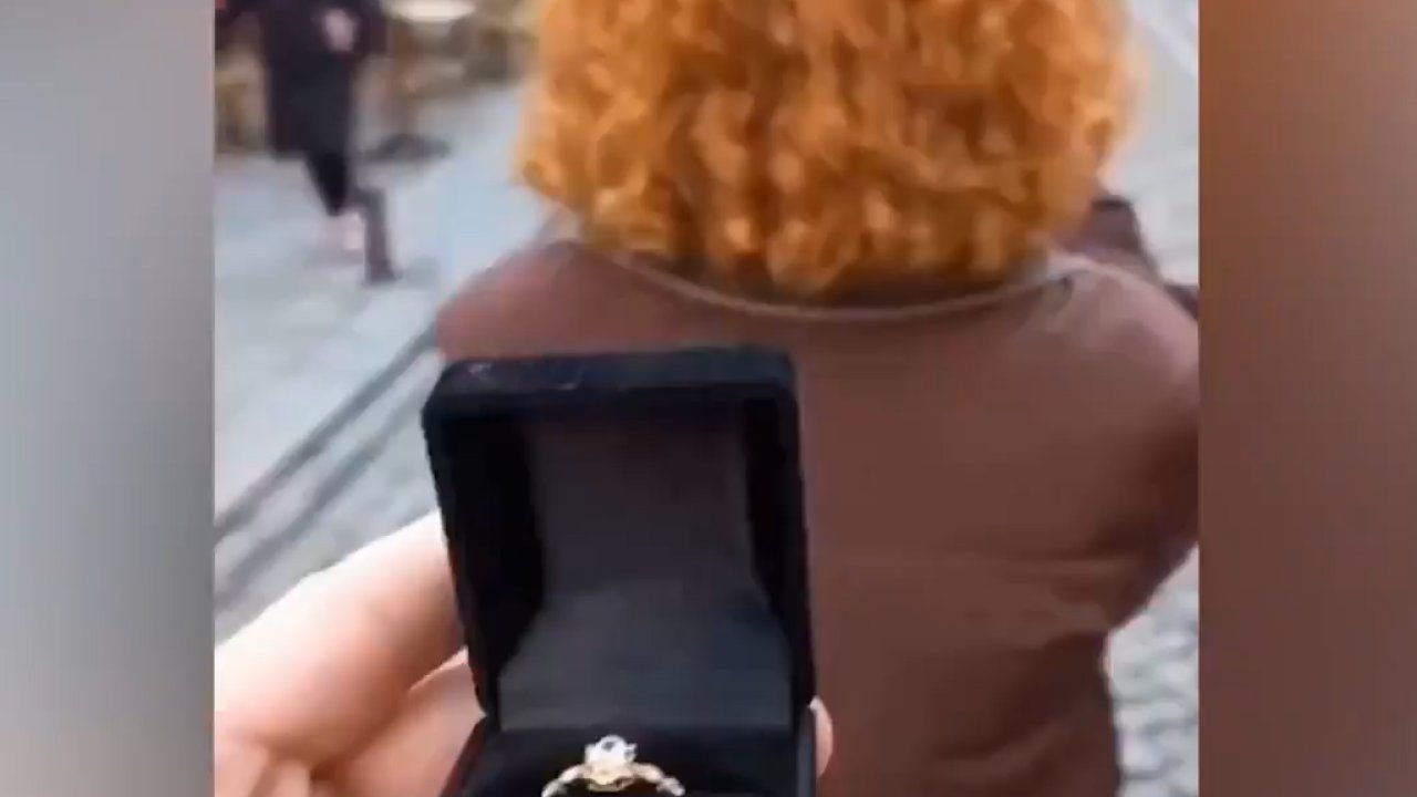 Sokak ortasında gelen sürpriz evlilik teklifi viral oldu!