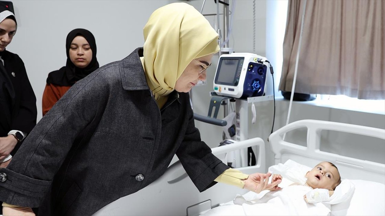 Emine Erdoğan Gazze'den getirilen hasta çocukları ziyaret etti