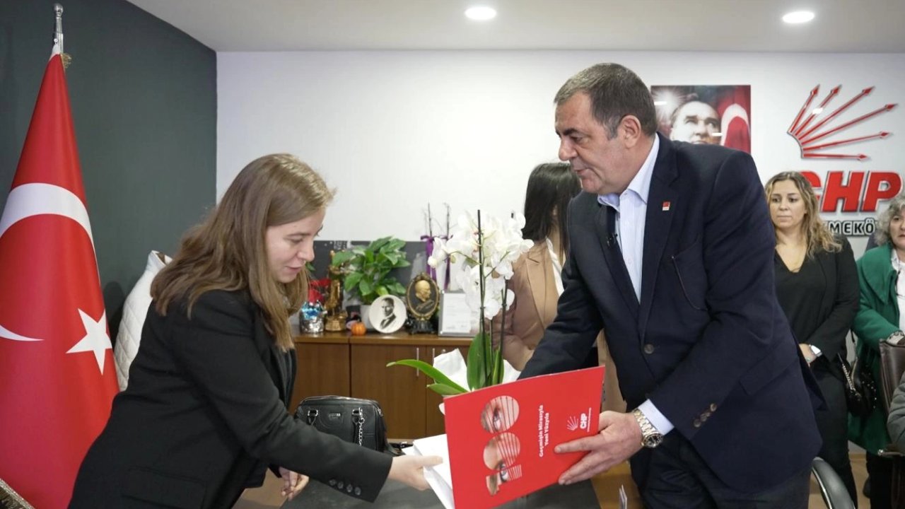 Çetin Çapan, ön seçim için toplanan imzaları CHP’ye teslim etti