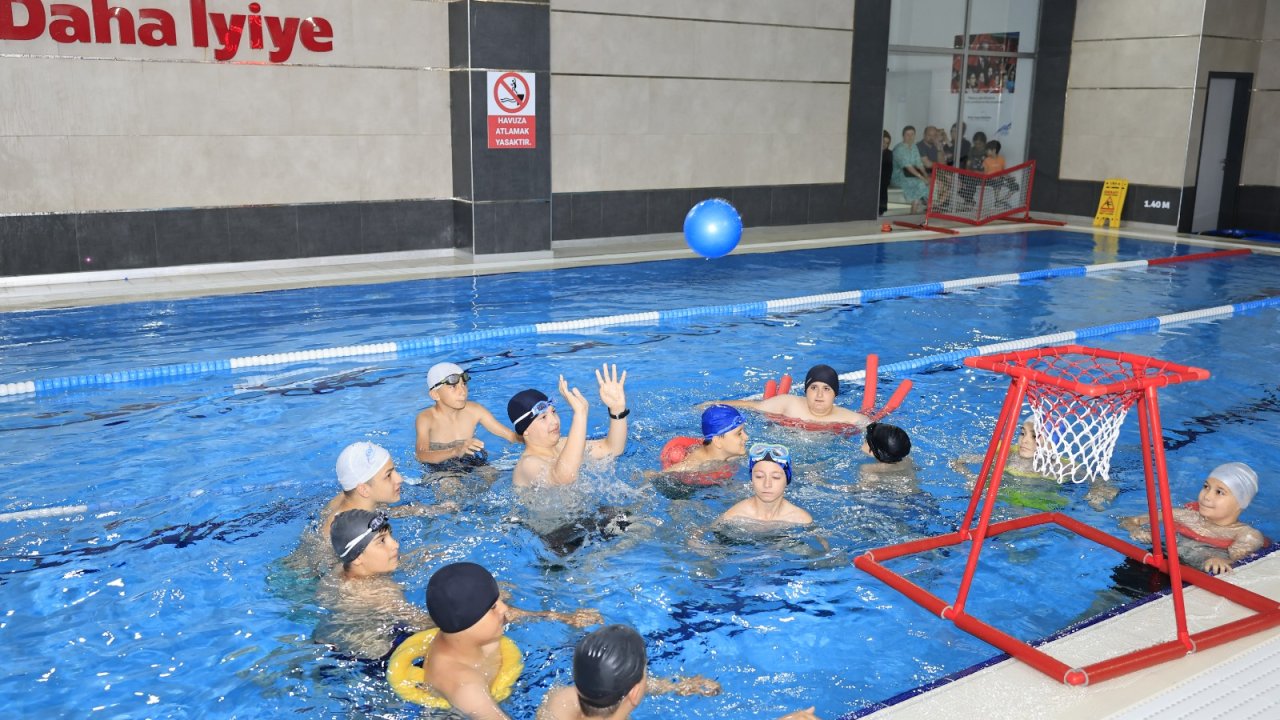 Sultangazi Belediyesi'nden gençlere yüzme eğitimi
