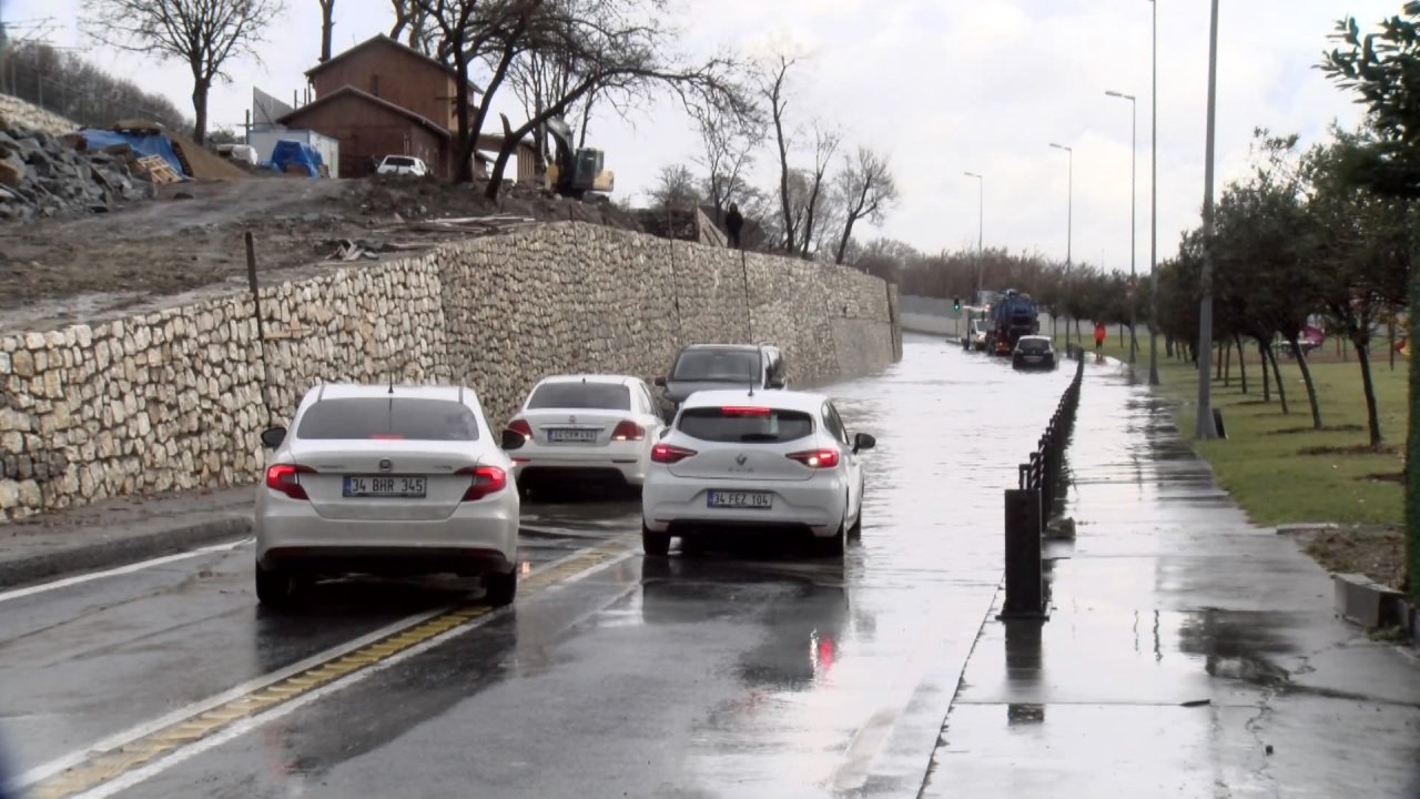 Bakırköy'de sağanak yağış: Cadde sular altında kaldı, 2 araç mahsur