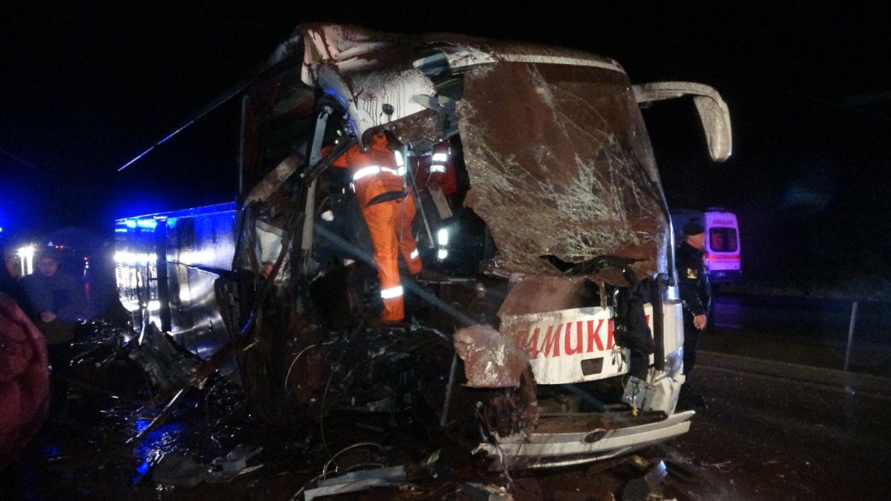 Yolcu otobüsü, hafriyat kamyonuna çarptı: 13 yaralı