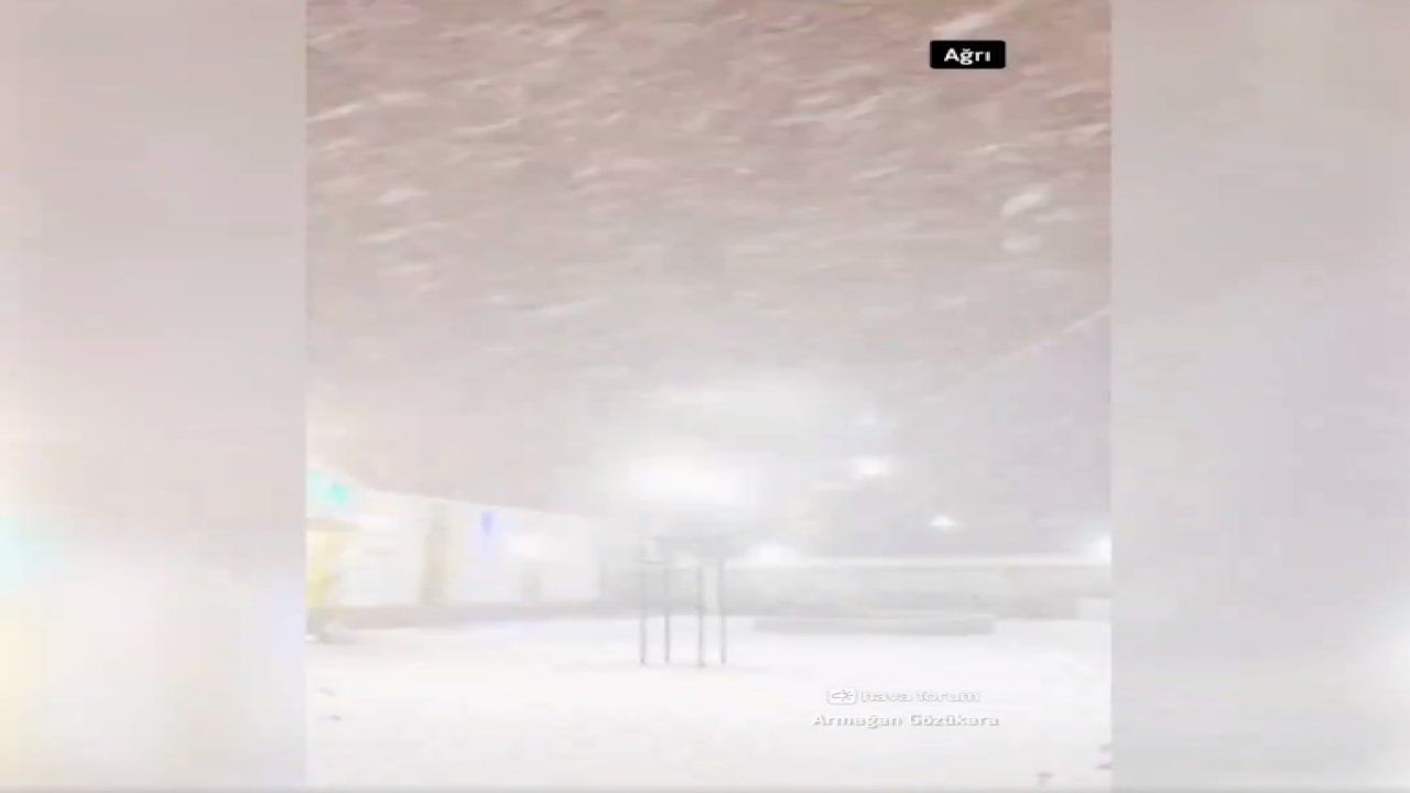 Lapa lapa karda vatandaşlar yürümekte zorlandı