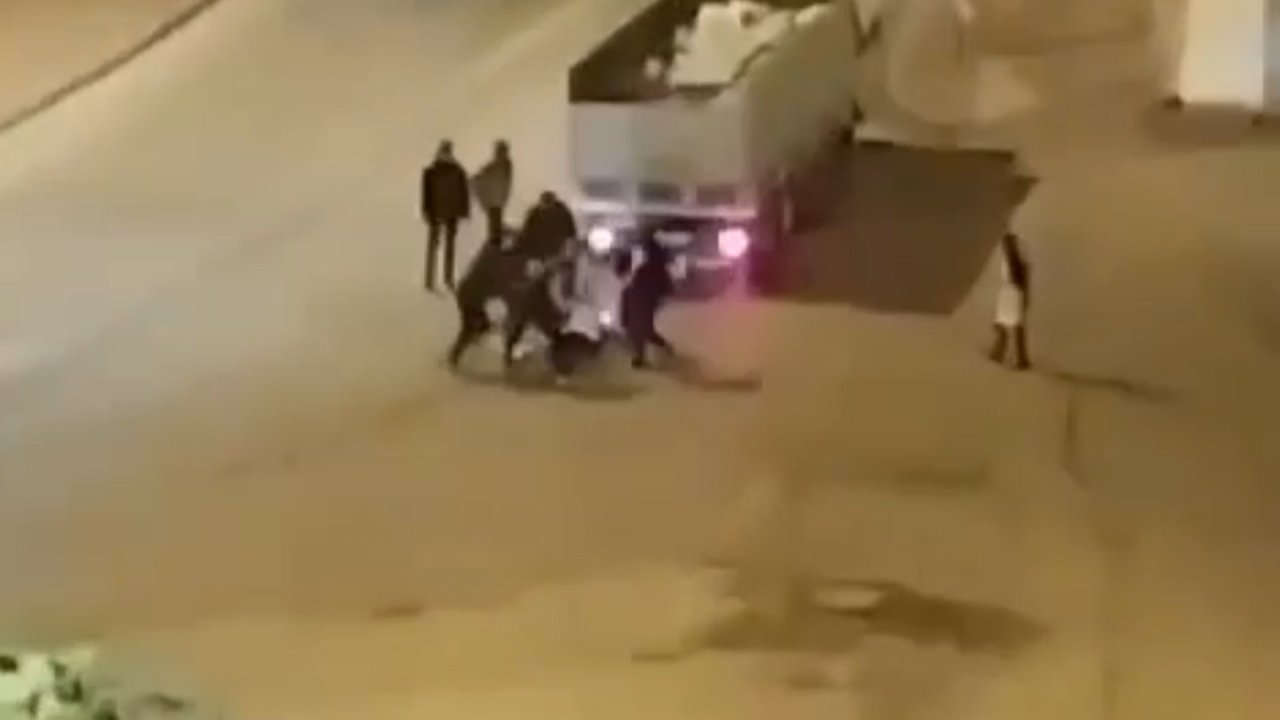 Sokak ortasında kavga: 5 kişi bir adamı tekme tokat dövdü
