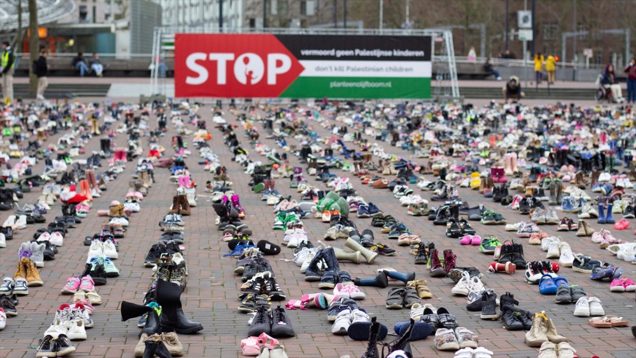 Hollanda'da Filistinli çocuklar için 8 bin ayakkabı bırakıldı