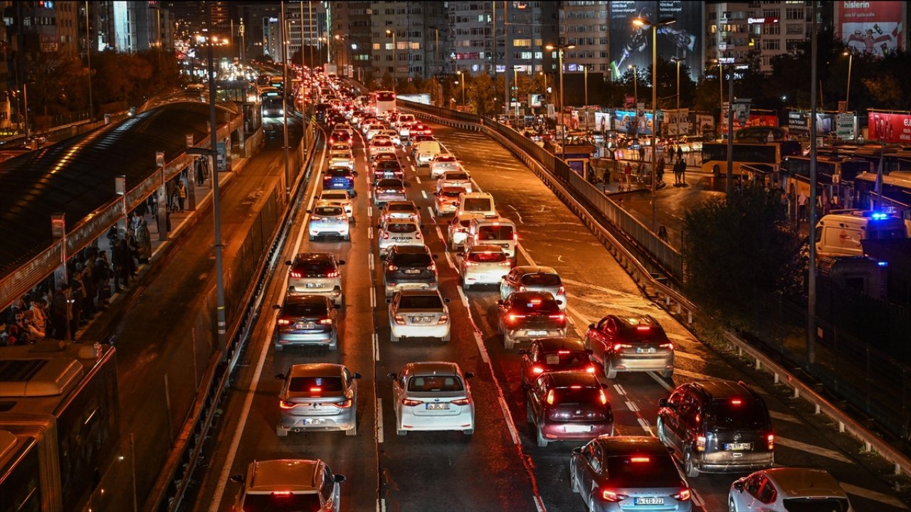 İstanbul'da yağmur etkisi: Trafik yoğunluğu yüzde 89'a çıktı
