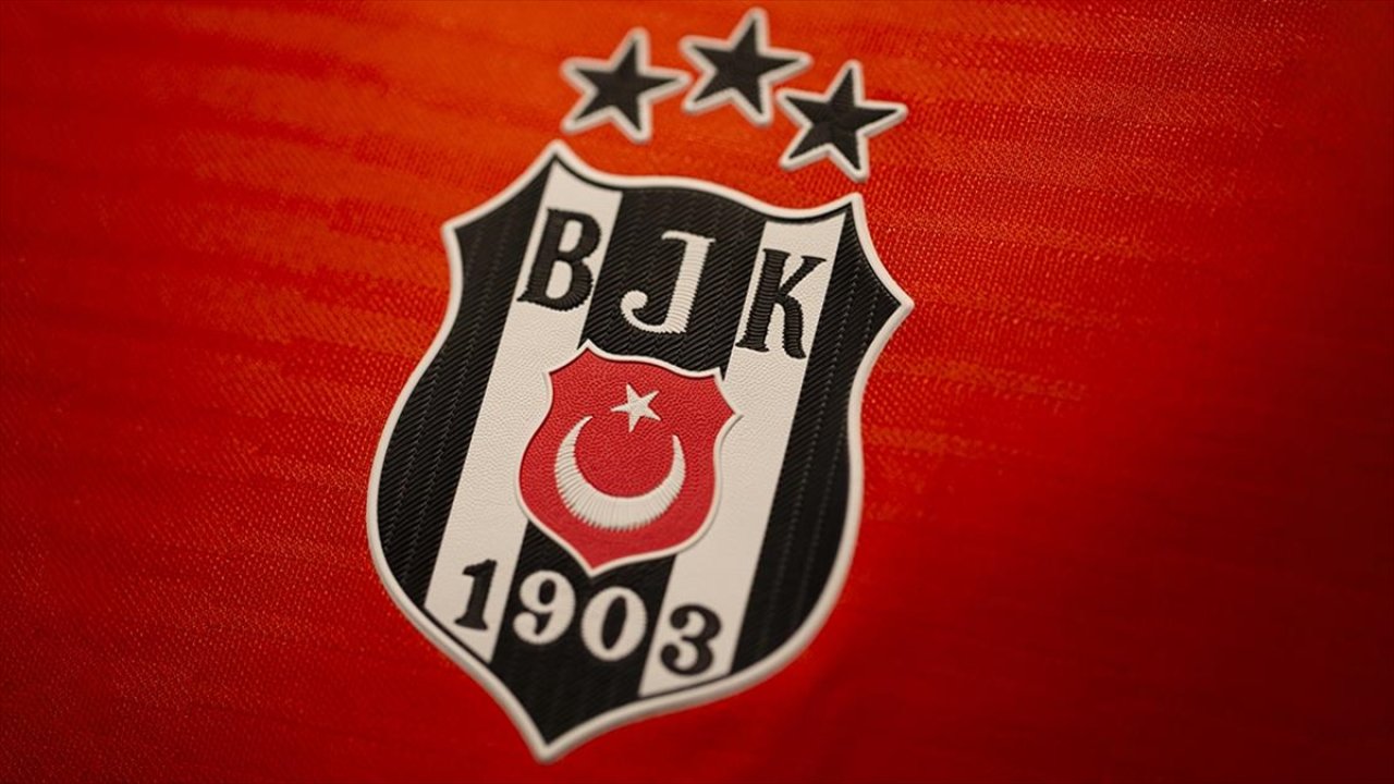 Beşiktaş o futbolcu ile yollarını ayırdı!