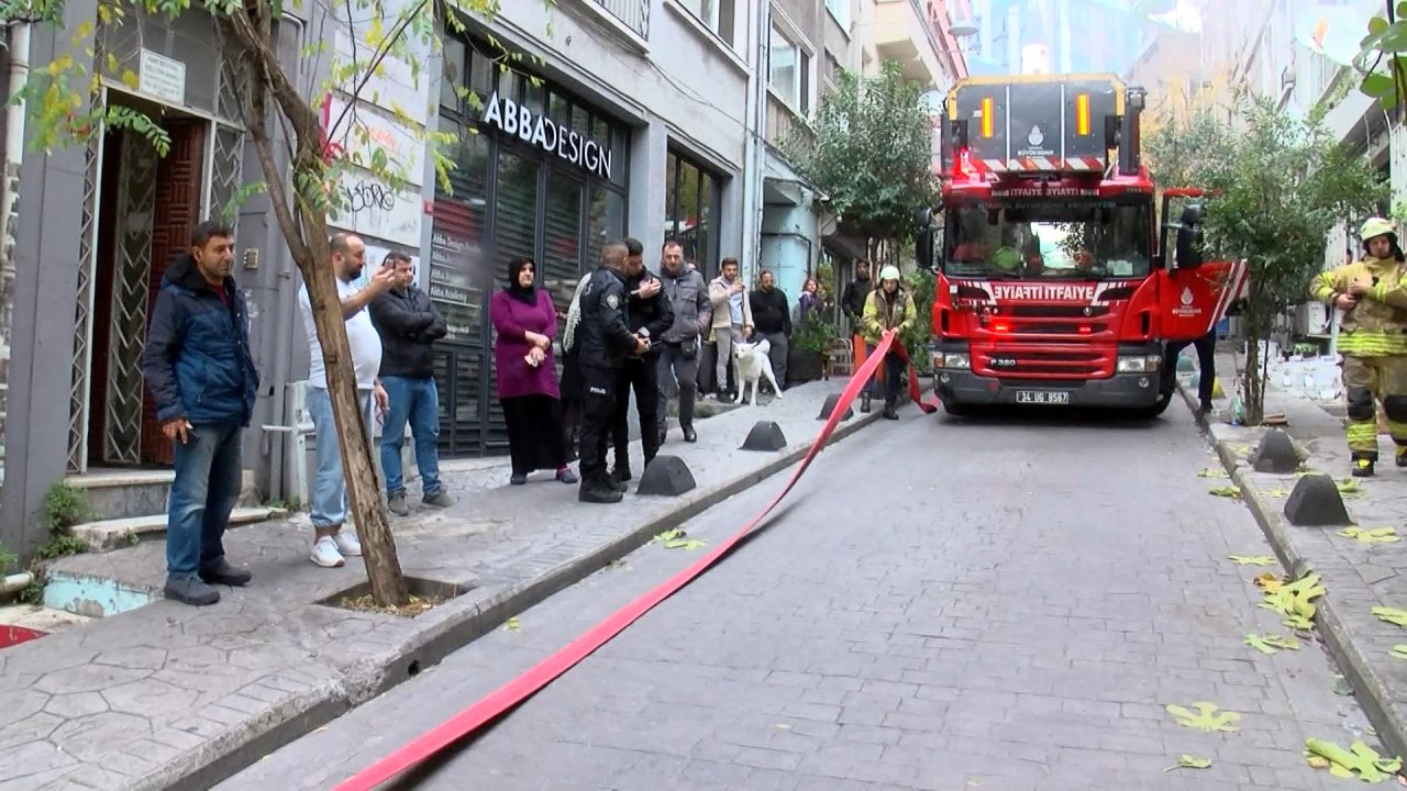 Apart otelde korkutan yangın: Kendilerini sokağa attılar