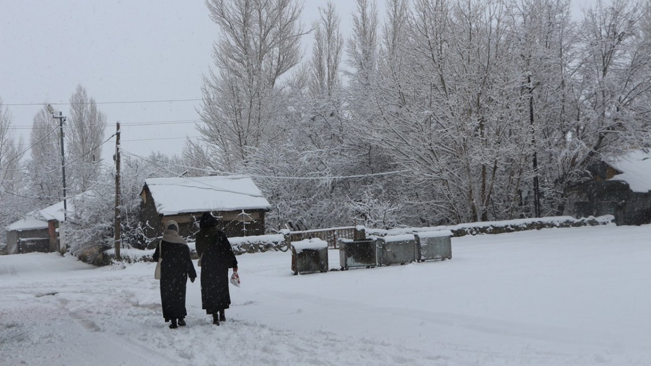Kentte kar yağışı etkisi: 10 köy yolu kapandı